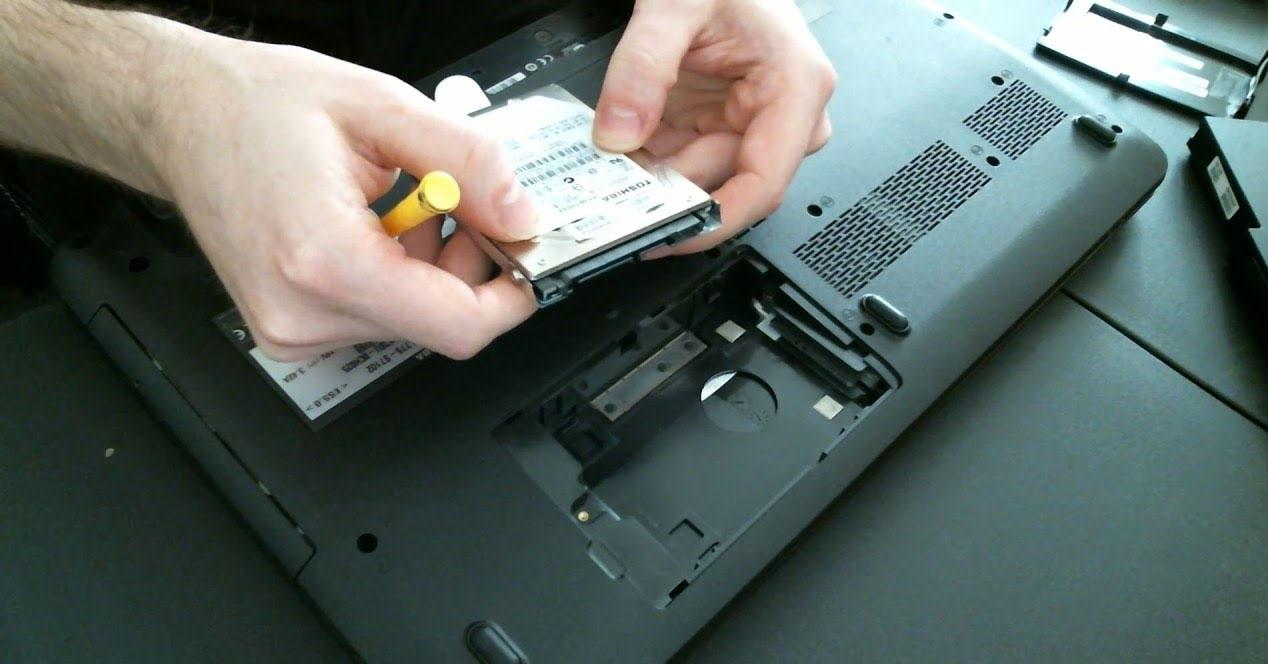 После жесткого ноутбуке. Ноутбук леново b590 жесткий диск. Жесткий диск на ноутбуке 2010. SSD для старого ноутбука. Крепление жестких дисков в ноутбуке.