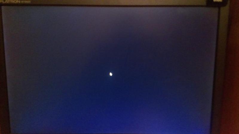 Высвечивается черный экран. Черный экран. Черный экран монитора компьютера. После включения компьютера черный монитор. На ноутбуке чёрный экран и курсор.