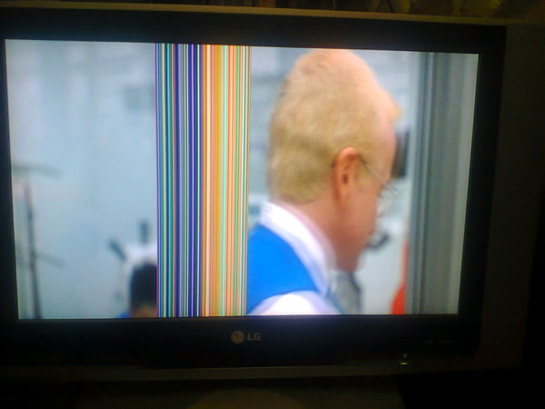 Почему на телевизоре появляются полосы. ЖК самсунг вертикальная полоса. Вертикальные полосы на телевизоре. Горизонтальные полосы на экране телевизора. Вертикальные полосы на плазменном телевизоре.