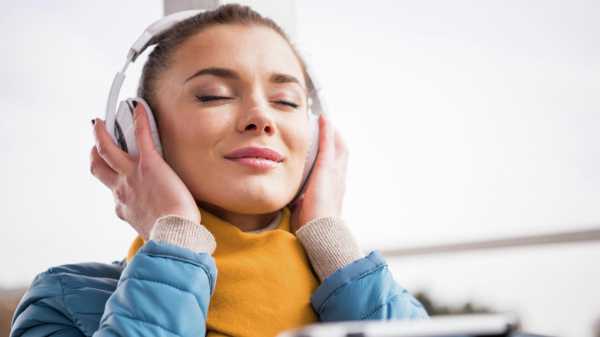 Как правильно вставлять наушники в уши чтобы не выпадали